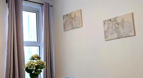 IVY GREEN HOUSE - STYLISH VALUE STAY, SLEEPS upto 7, LUXURY BEDS, CENTRAL, WIFI, NETFLIX, FREE PARKING - Image 2