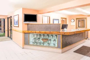 Super 8 By Wyndham St. Regis - Image 3