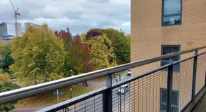 Large 2 Bed, 2 Bath, Free Parking & WiFi - Image 5