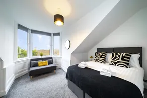 2-Bed Apartment Sleeps 5 - Near Royal Alexandria Hospital - Free Parking & Longs Stays Available - Image 5