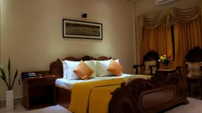 Royal Hotel - Image 2