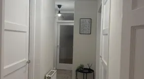 Spacious 2 bed apartment with private parking space - Image 5