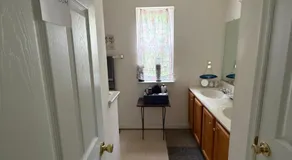 Cool room with TV - Image 4