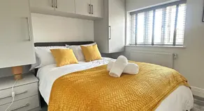 Stylish 2-Bed 2-Bath Apartment, Parking, Woking - Image 2