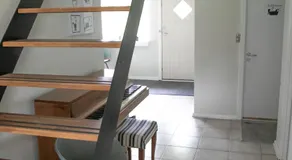 Værelse, tv-stue og spiserum uden vand, ikke køkken, på første sal , eget badeværelse i stueetagen - Image 3