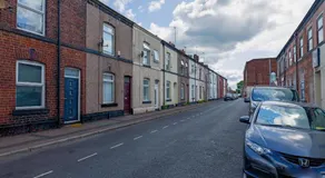 Newly renovated 2 Ensuite bedroom house in bury, 5 people - Image 3