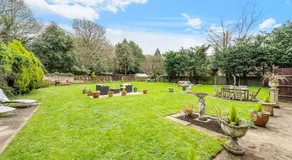 Hidden Cottage with Parking in Esher Surrey - Pass the Keys - Image 5