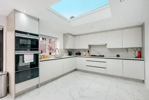 Stunning 5 Bedroom, 3 Bathroom Home in Windsor - Image 5