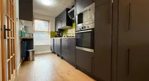 Beautifully renovated 2bed home - Image 4