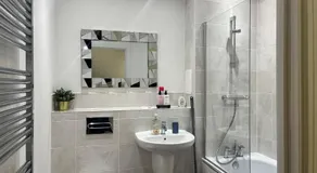 Prime Location - Apt - Stay 4 - Lakeside - Parking - Image 2