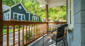 Mountain Bungalow-Walk to Downtown/Biker's Dream! - Image 5