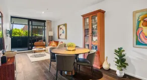 Stylish Melbourne CBD Luxury 2 Bedroom Apartment Near Albert Park Lake with Free Parking, Pool, Gym and Sauna - Image 2