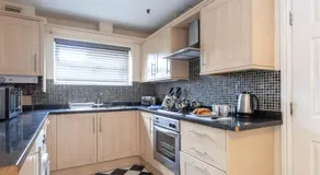 4 bed home, driveway parking ideally located in Latchford, Warrington - Executive St Marys House - Image 2