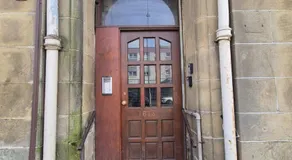 Warm & Welcoming 2-Bed Flat with free parking - Image 4