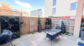 Deluxe Apartment near Cabot Circus w Parking sleeps 5 - Image 5