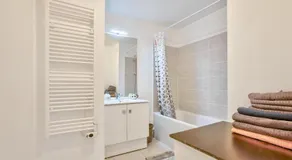 Chambre privée dans un appartement en colocation, parking gratuit - Image 2