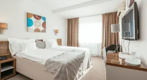 Riviera by Queens Hotel and Resort - Image 2