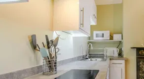 Ground Floor Apartment 2 Minutes from Beach and Town Center - Image 5