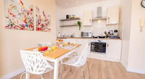 Spacious Modern & High Ceiling One Bedroom Apartment - Image 5