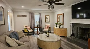 Luxury Pool with King beds Near Shops and Dining - Image 2
