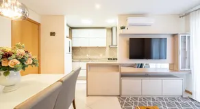 Apto a 10 min da Vila Germânica, dois quartos, salas de estar e jantar, cozinha completa, sacada com churrasqueira, Wi-Fi, Piscina, academia, mercadinho 24 horas e Vaga de garagem - Image 3