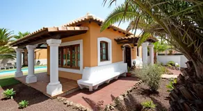 Ferienvilla 'Villa Brisamar19' mit Bergblick, privatem Pool und WLAN - Image 4