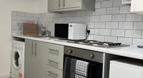 The Hive 2-Bed Apartment with Kitchen and Private Bathroom in Lively Monton Village - Sleeps 4 - Free WiFi - Parking Nearby - Image 4