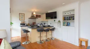 Free Parking - City Centre - 3 Bedrooms - 5 Guests - Image 2