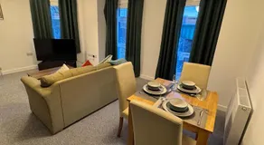 5 Town centre, entire flat, free parking king bed - Image 3