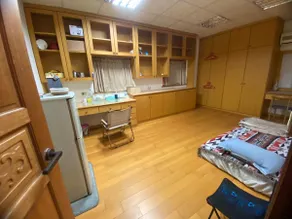 簡單的木質感小屋，家裡的頂樓，共享出來，適合不介意簡易的環境的人 - Image 2