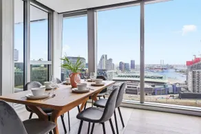 Docklands 3BR Getaway Harbour View & Free Parking - Image 3