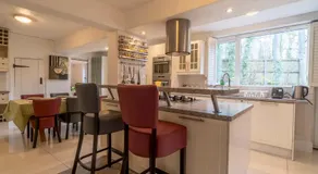 Amazing Guest Cottage in Nottingham with Parking! - Pass the Keys - Image 3