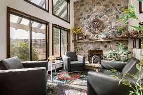 Econo Lodge - Image 3