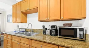 Bright & Cozy Getaway-10min to Downtown LA - Image 2