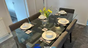 3 Bedroom Cosy Bungalow By Beds Away Short Lets & Serviced Accommodation Chalgrove With Outdoor Dining Area - Image 2