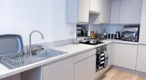 Spacious Modern 1 Bed Apartments in St Neots - Perfect for Contractors & Professionals - Free Parking - WiFi - Fully Equipped Kitchen - Smart TV Ideal for Work Stays and Long Projects - Image 4