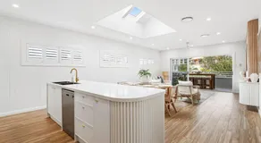 Dog friendly Paradise, 1-2B Bagnall Ave - water views, air con, Wi-Fi - Image 2