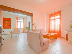 Villa avec piscine privée, jardin clos et connexion Wi-Fi, idéale pour les groupes d’amis. Situé prè - Image 2
