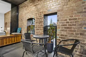 Luxe 2 Bed Apt, Seconds to Beach & Minutes to City - Image 4