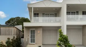 Bayside Luxury Retreat with Pool Near to Cronulla - Image 4