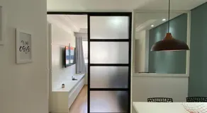 101- Lindo Apartamento Amplo e decorado, 2 quartos, sala, cozinha completa, mobiliario moderno, lavanderia , Excelente localização no bairro Bigorrilho - Image 2