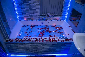 Aphrodite Suites Leeds - Image 4
