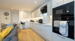 Modern 2 Bed near Wythenshawe Hospital and Manchester Airport With Parking - Image 4