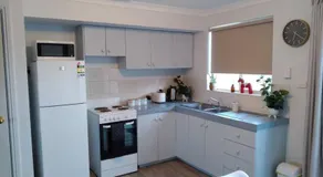 Cosy 2 bedroom Unit in a secure gated complex - Image 5