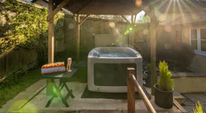 The Retreat, own hot tub, romantic escape, near Lyme Regis - Image 4