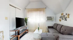 3 Mi to Franklin Park Zoo! Bright Residential Stay - Image 2