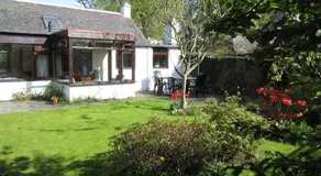 Woodcroft Holiday Cottage i Ayr ligger i den gräsmatta, västerut mot trädgården - Image 4