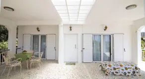Manos Beach House Salamina - Image 5