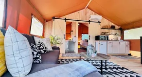 Tropical getaway Pool and tiki bar - Image 3