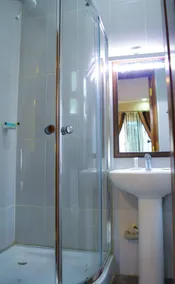 Red Ruby Hotel - Image 2
